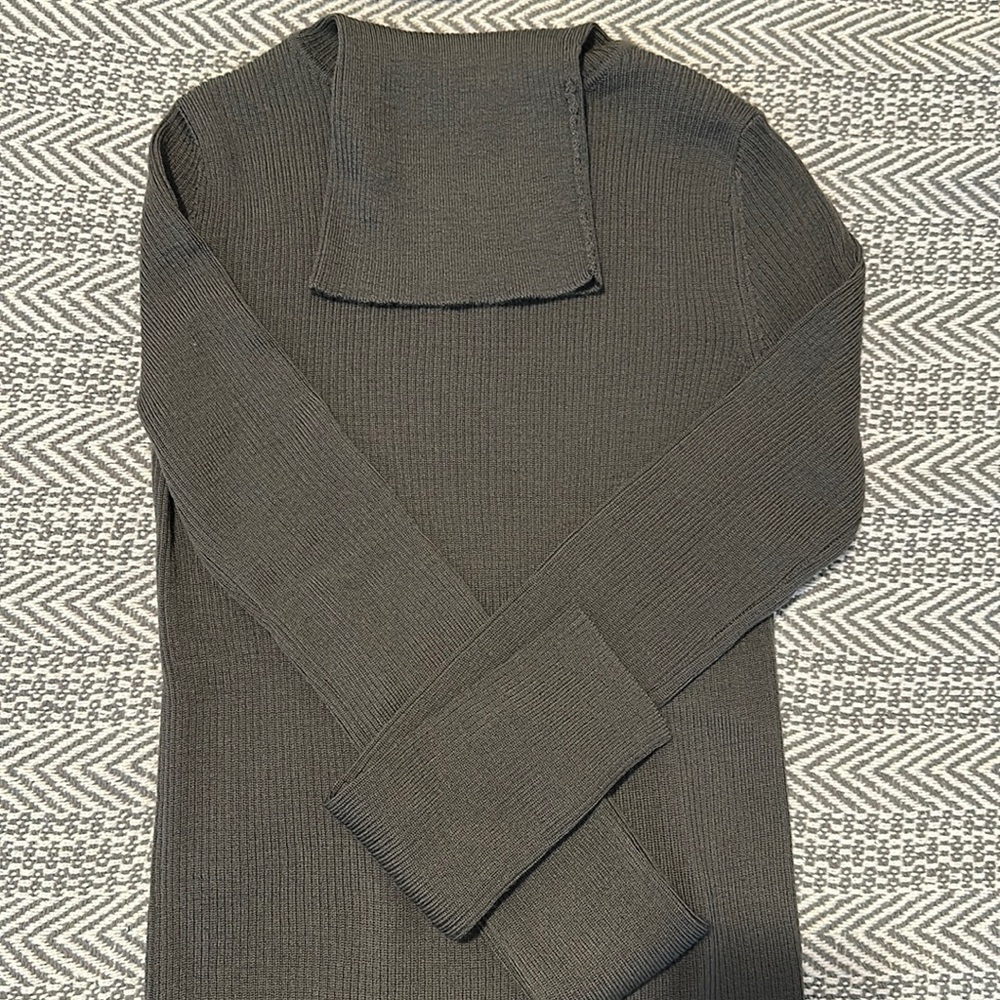 Uniqlo 100% merino wool turtle neck sweater